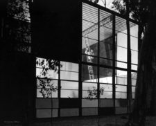 We don’t often get to experience the Eames House at night, so photos like this are very special! The structural elements really pop out against the brightly illuminated interior. In this historic photo of the Studio, we also see Charles climbing up the ladder that eventually made its way into the Eames House living room. Photograph © @EamesOffice #eames #eameshouse #charleseames #rayeames #charlesandrayeames #casestudyhouse #modern #architecture #california #losangeles