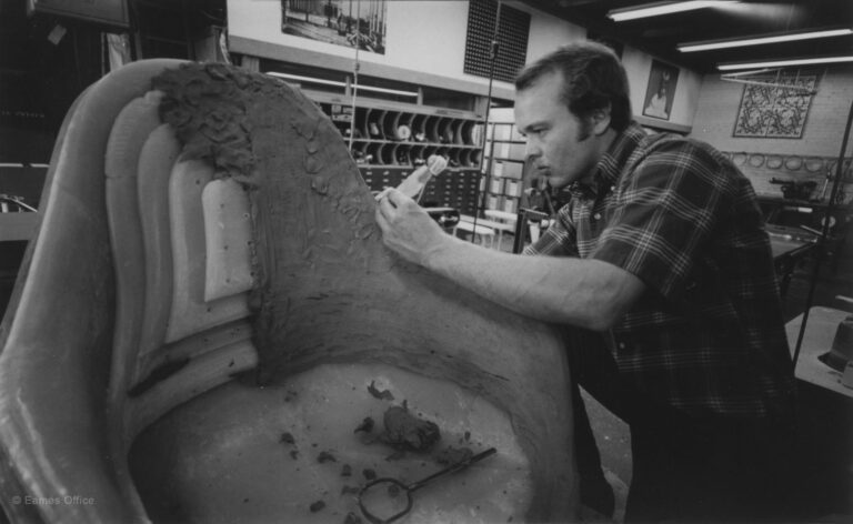 LOOSE CUSHION ARMCHAIR